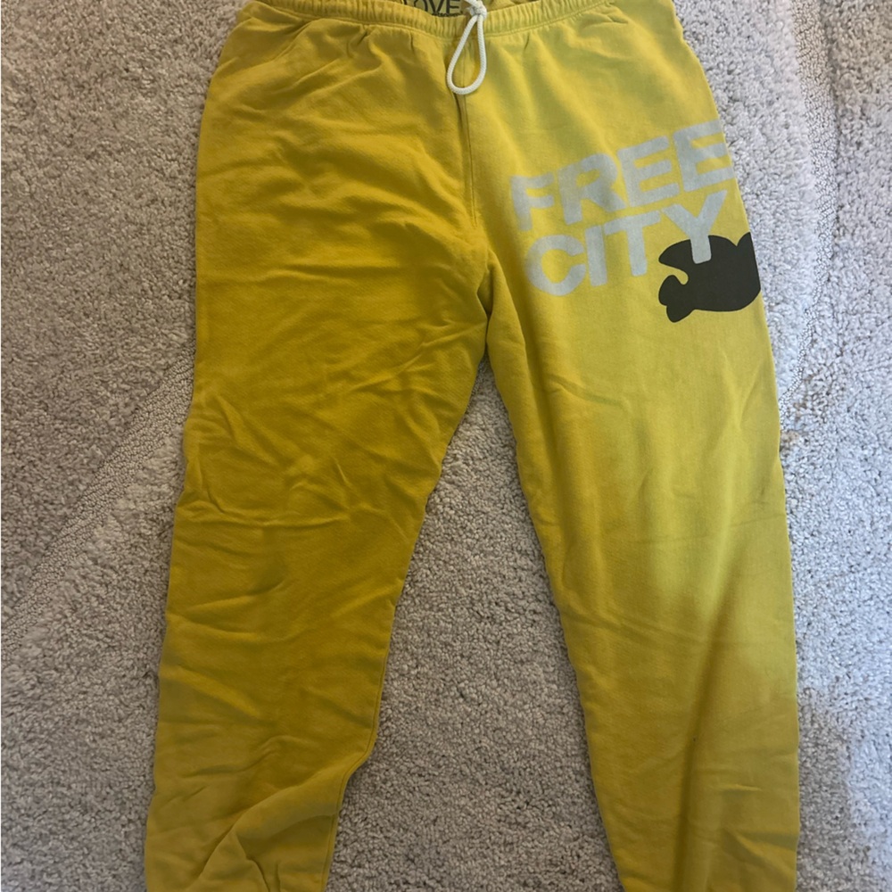 FREE CITY SWEATS